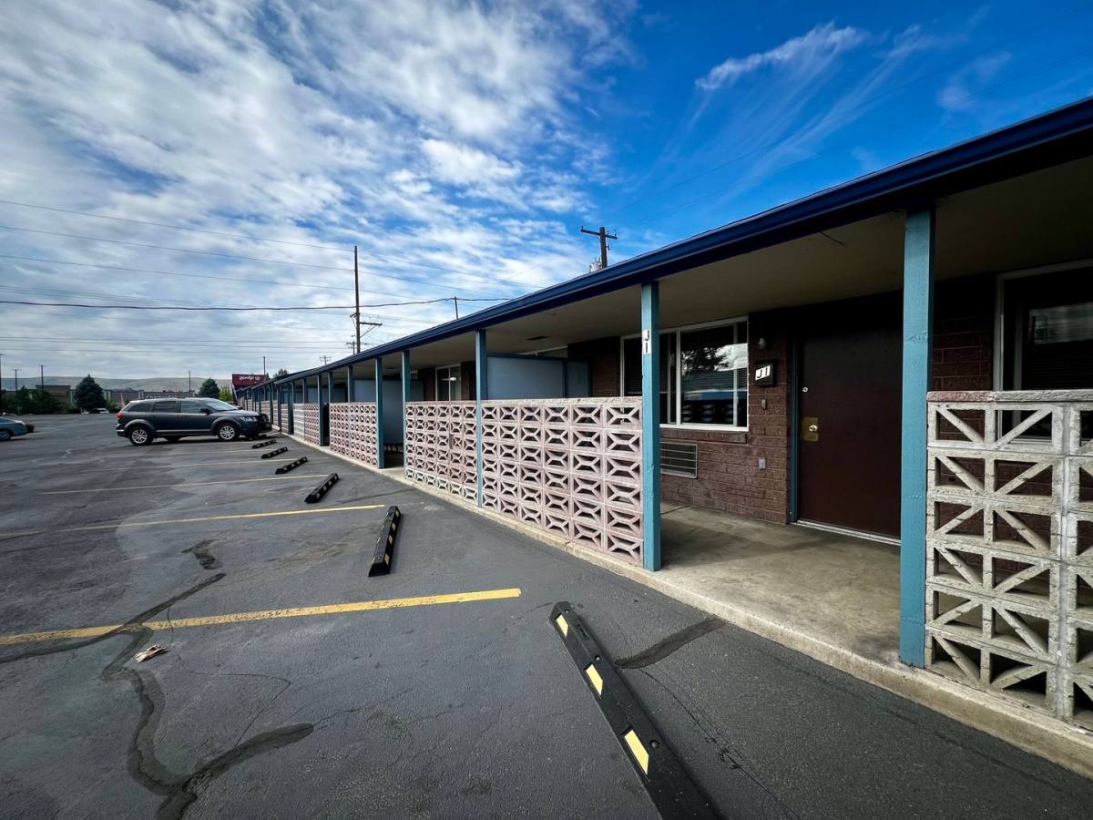 Apartment for rent at 2705 W Nob Hill Blvd, Yakima, WA 98902