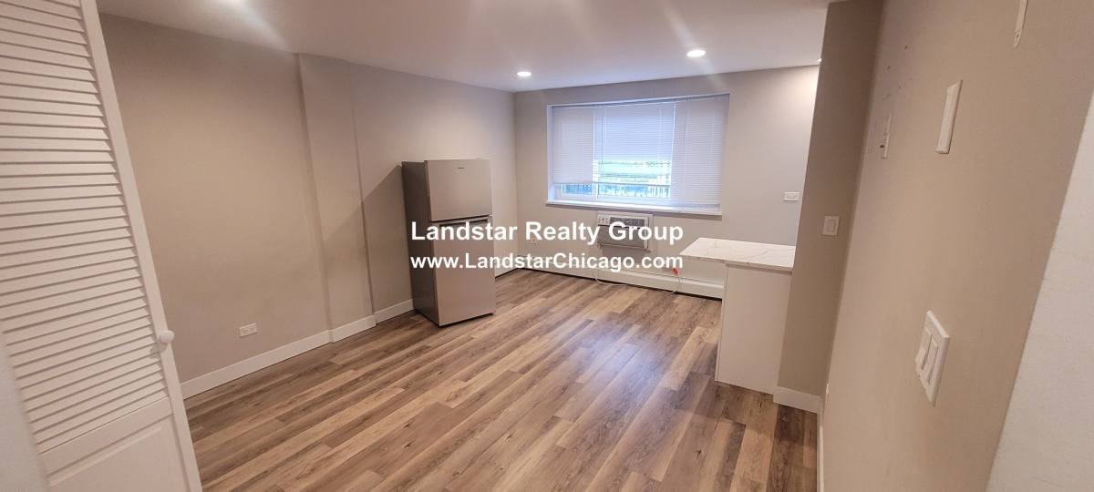 Apartment for rent at 663 W Grace St #103, Chicago, IL 60613