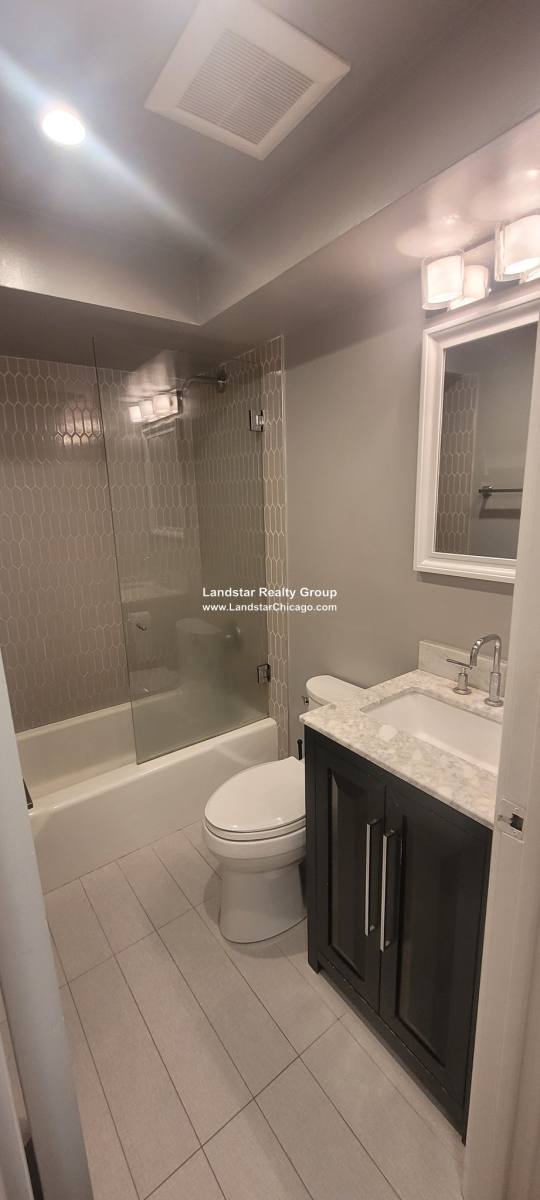 Apartment for rent at 663 W Grace St #103, Chicago, IL 60613