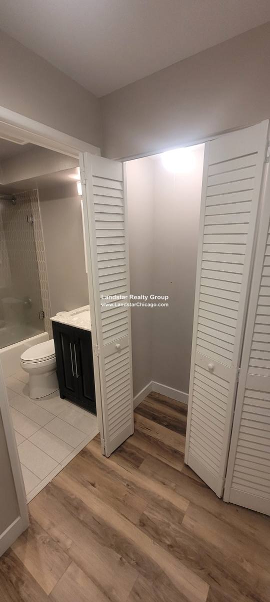 Apartment for rent at 663 W Grace St #103, Chicago, IL 60613