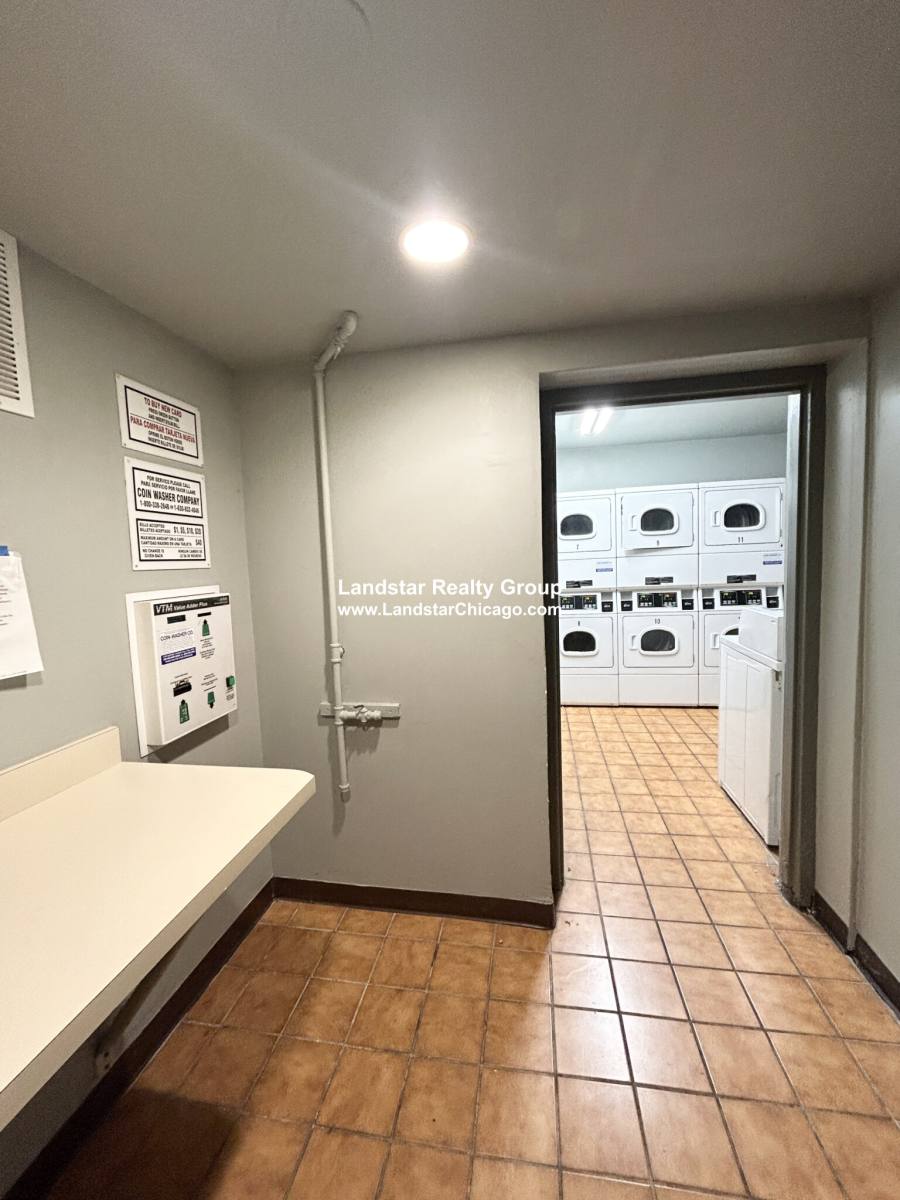 Apartment for rent at 663 W Grace St #103, Chicago, IL 60613