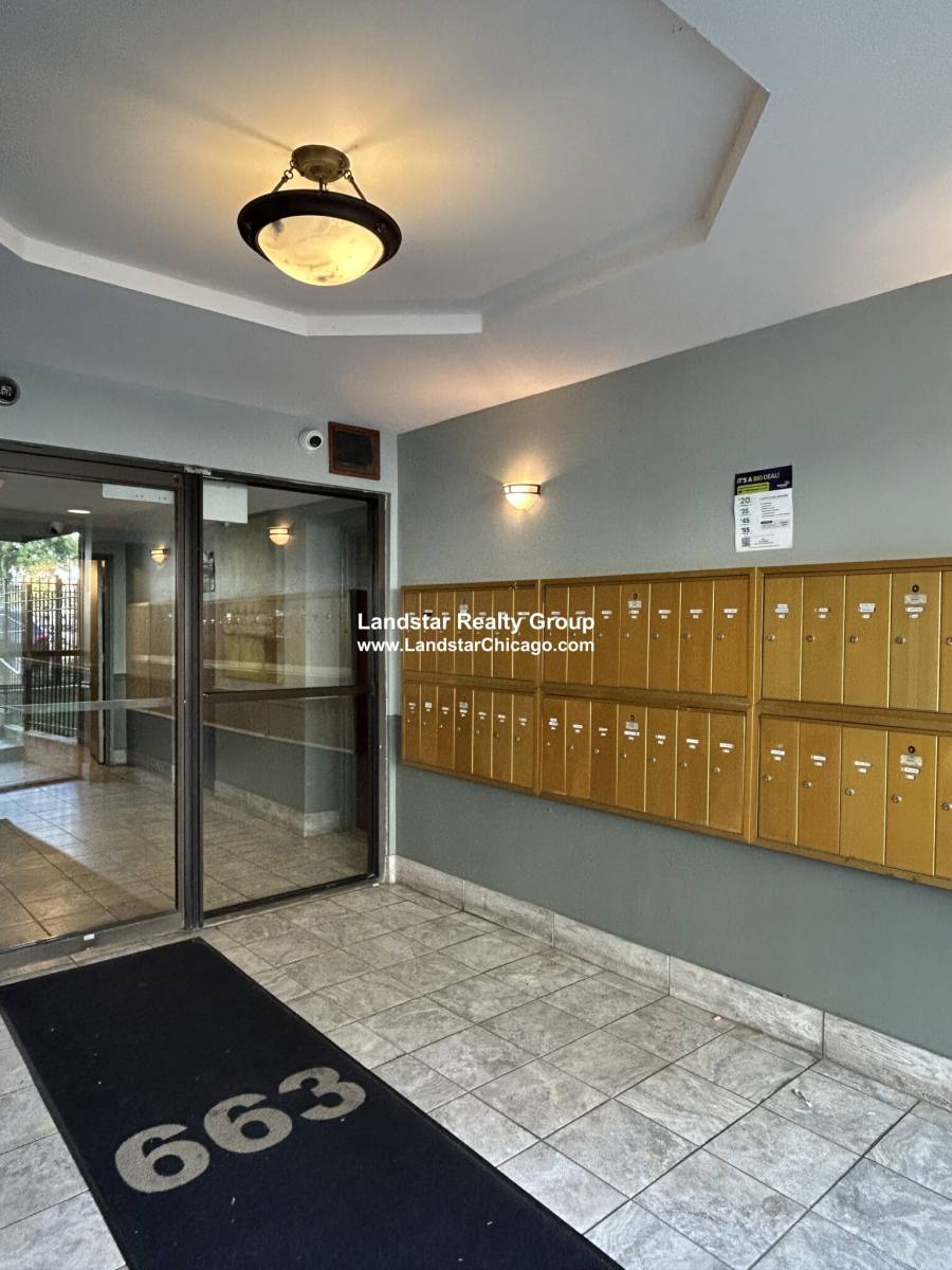 Apartment for rent at 663 W Grace St #103, Chicago, IL 60613