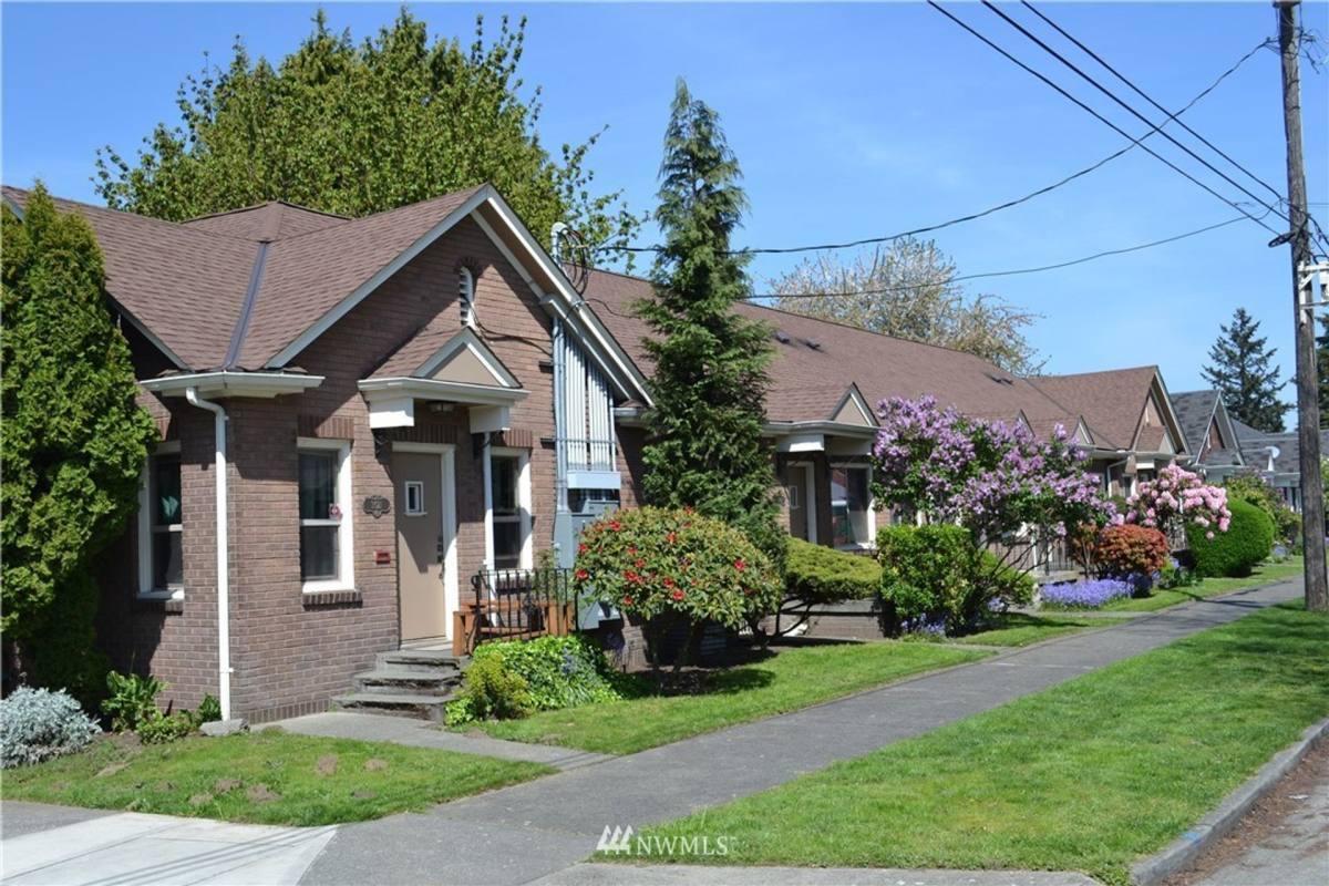 Apartment for rent at 4200 SW Manning St, Seattle, WA 98116