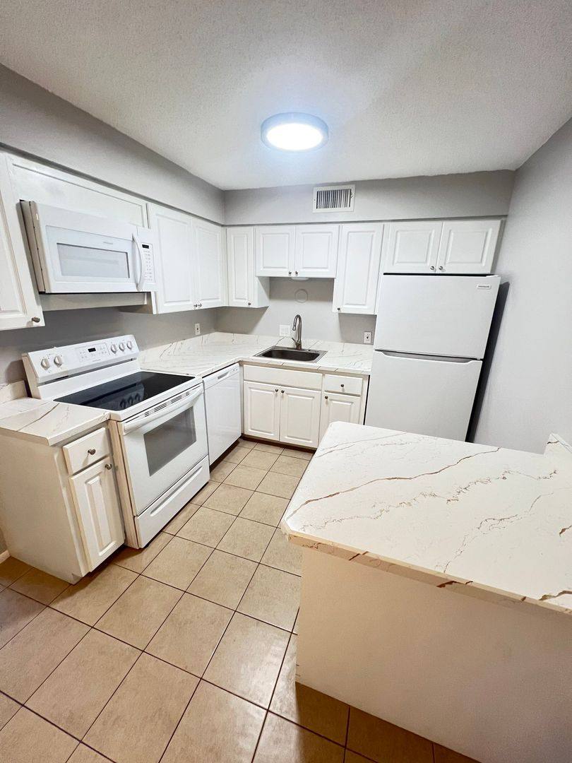 Apartment for rent at 2309 Manatee Ave W, Bradenton, FL 34205