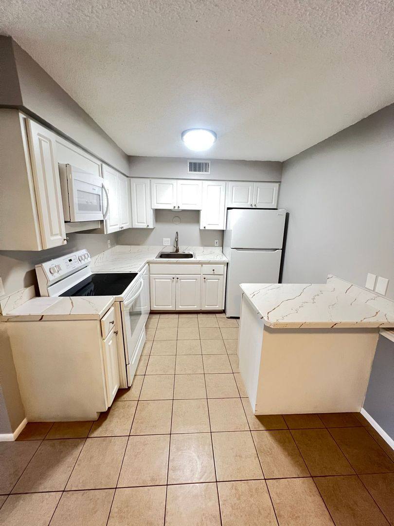 Apartment for rent at 2309 Manatee Ave W, Bradenton, FL 34205