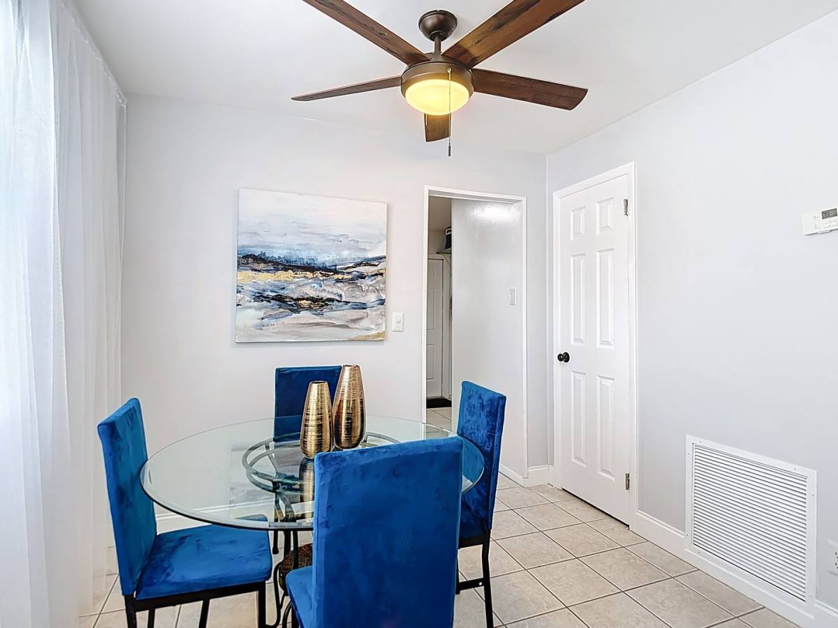 Apartment for rent at 220 SE Jefferson Circle N, Saint Petersburg, FL 33703