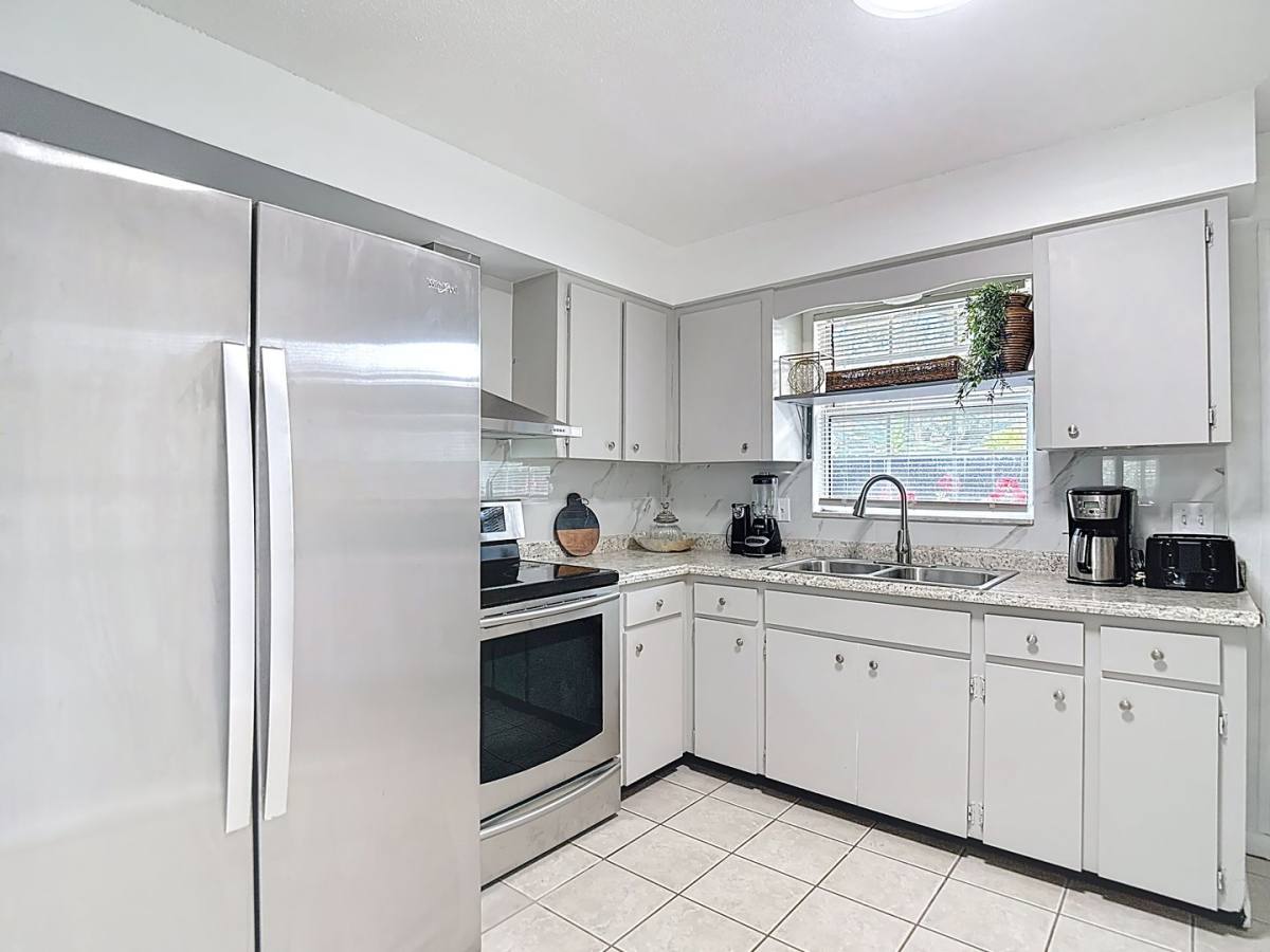 Apartment for rent at 220 SE Jefferson Circle N, Saint Petersburg, FL 33703