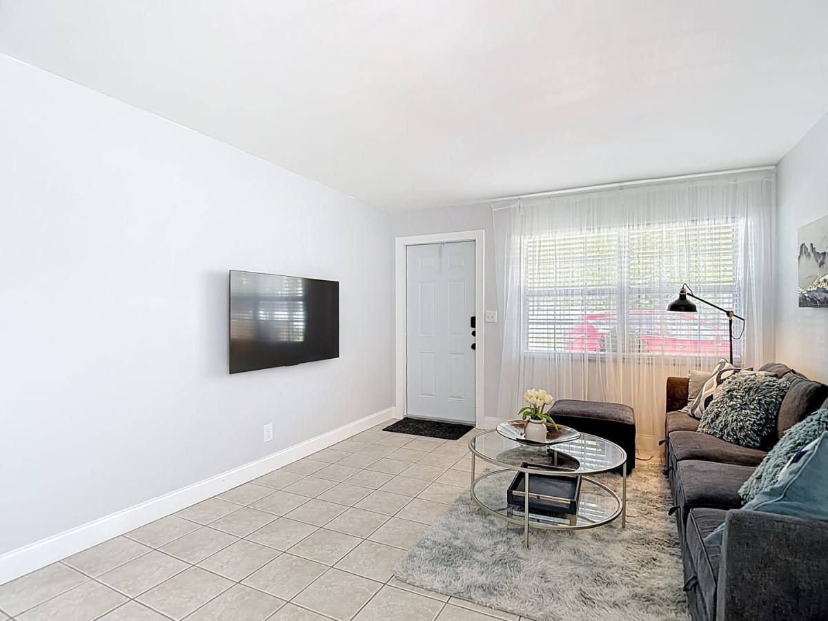 Apartment for rent at 220 SE Jefferson Circle N, Saint Petersburg, FL 33703