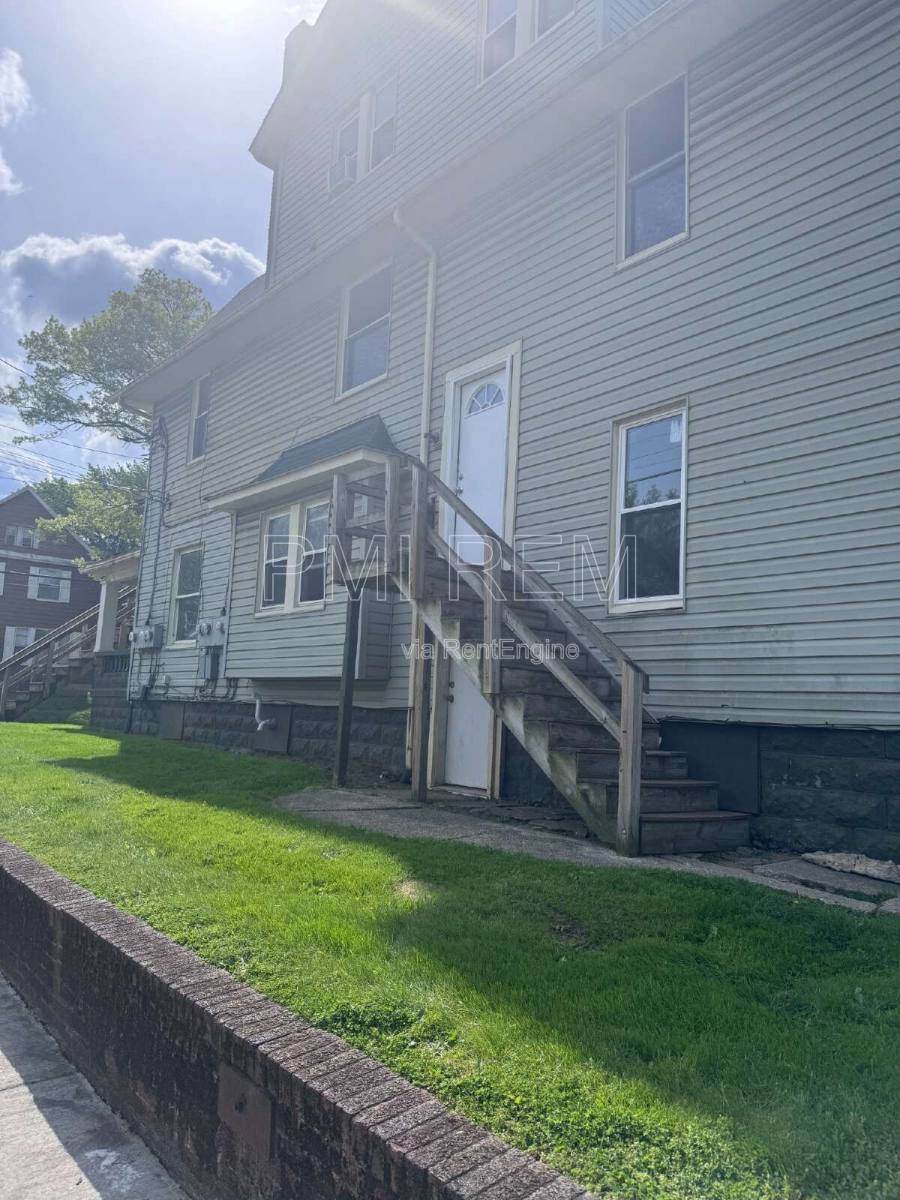 Apartment for rent at 470 Sumner St #2, Akron, OH 44304