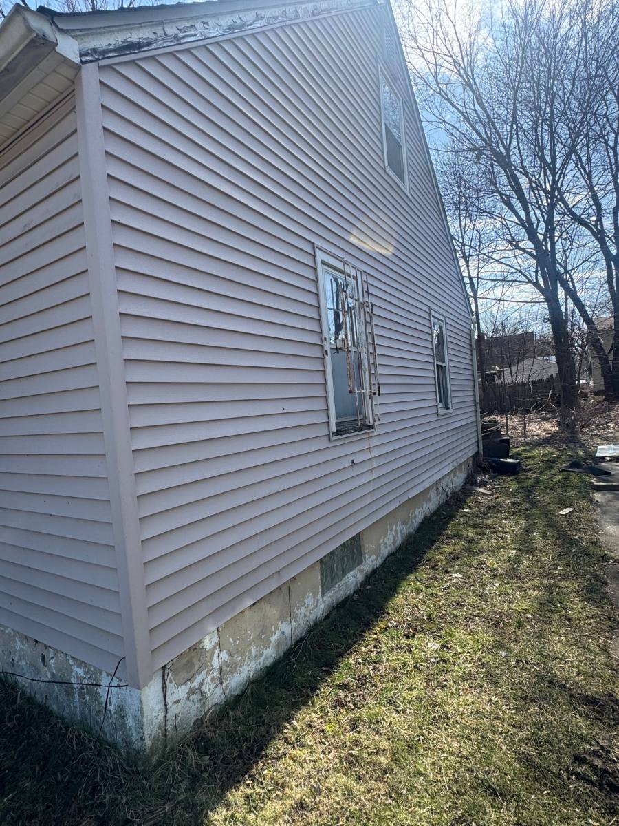 House for rent at 711 W Dewey St, Flint, MI 48504