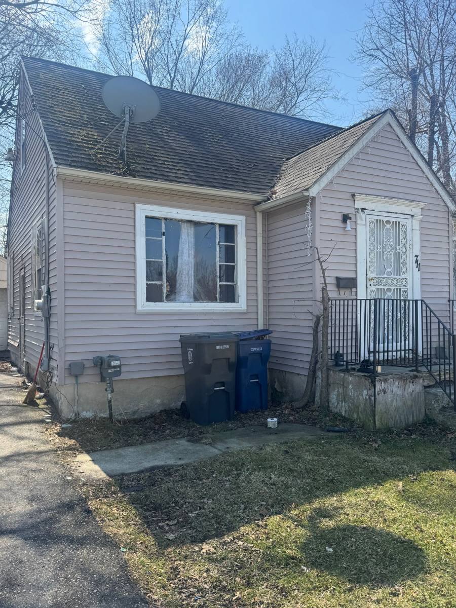 House for rent at 711 W Dewey St, Flint, MI 48504