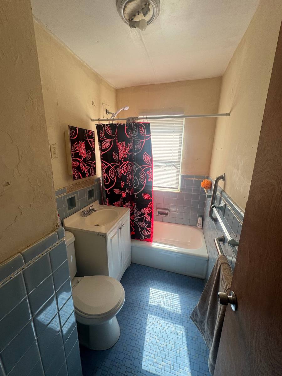 House for rent at 711 W Dewey St, Flint, MI 48504