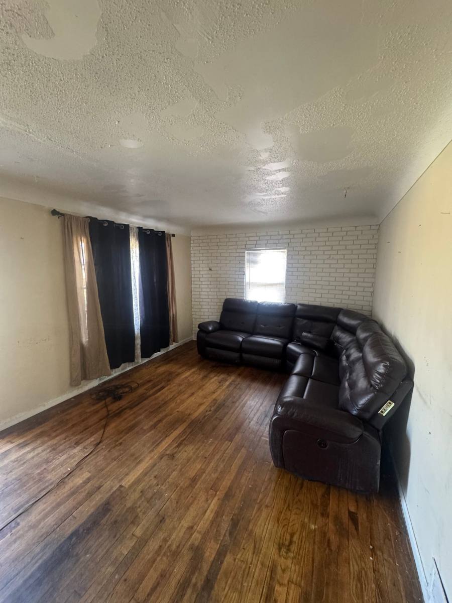 House for rent at 711 W Dewey St, Flint, MI 48504