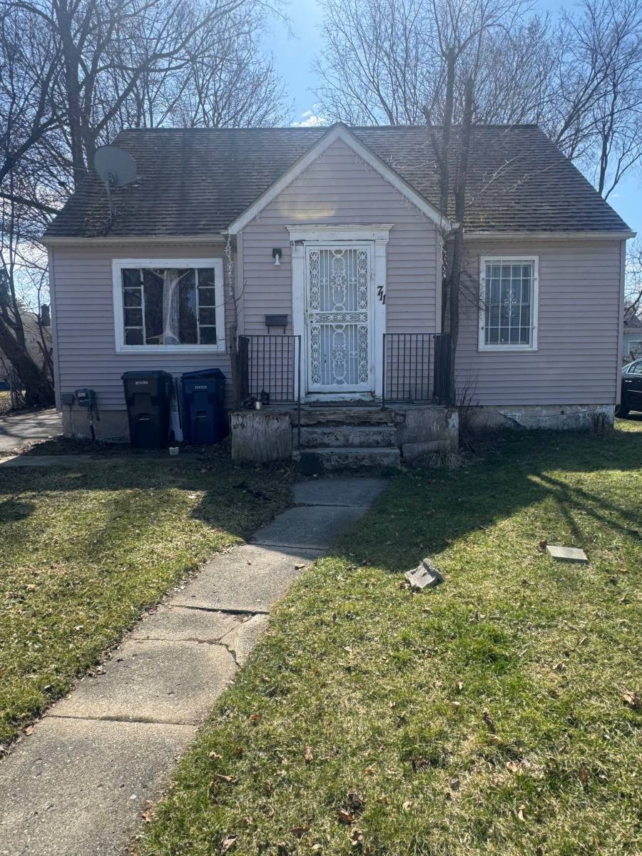 House for rent at 711 W Dewey St, Flint, MI 48504