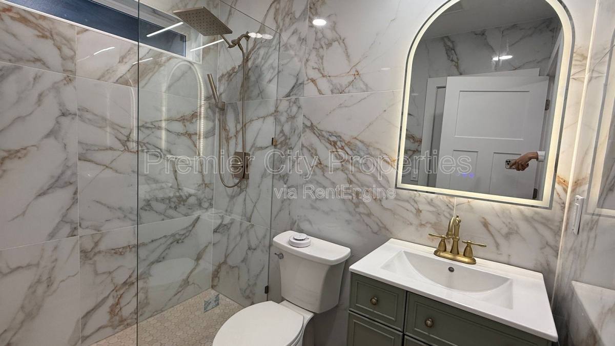 Apartment for rent at 240 McGregor Ave #2, Cincinnati, OH 45219