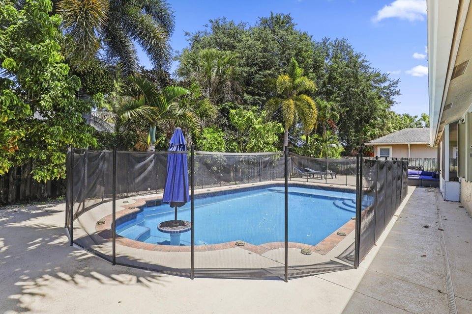 13885 Sheffield St, Wellington, FL 33414