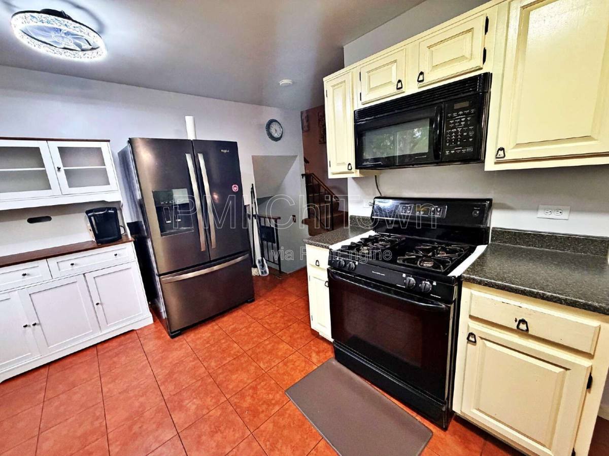 House for rent at 800 W Beechtree Lane, Bartlett, IL 60103