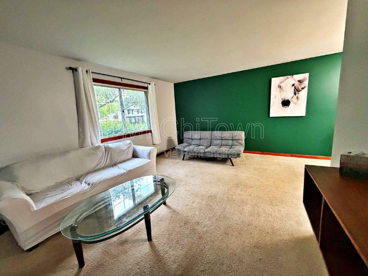 House for rent at 800 W Beechtree Lane, Bartlett, IL 60103