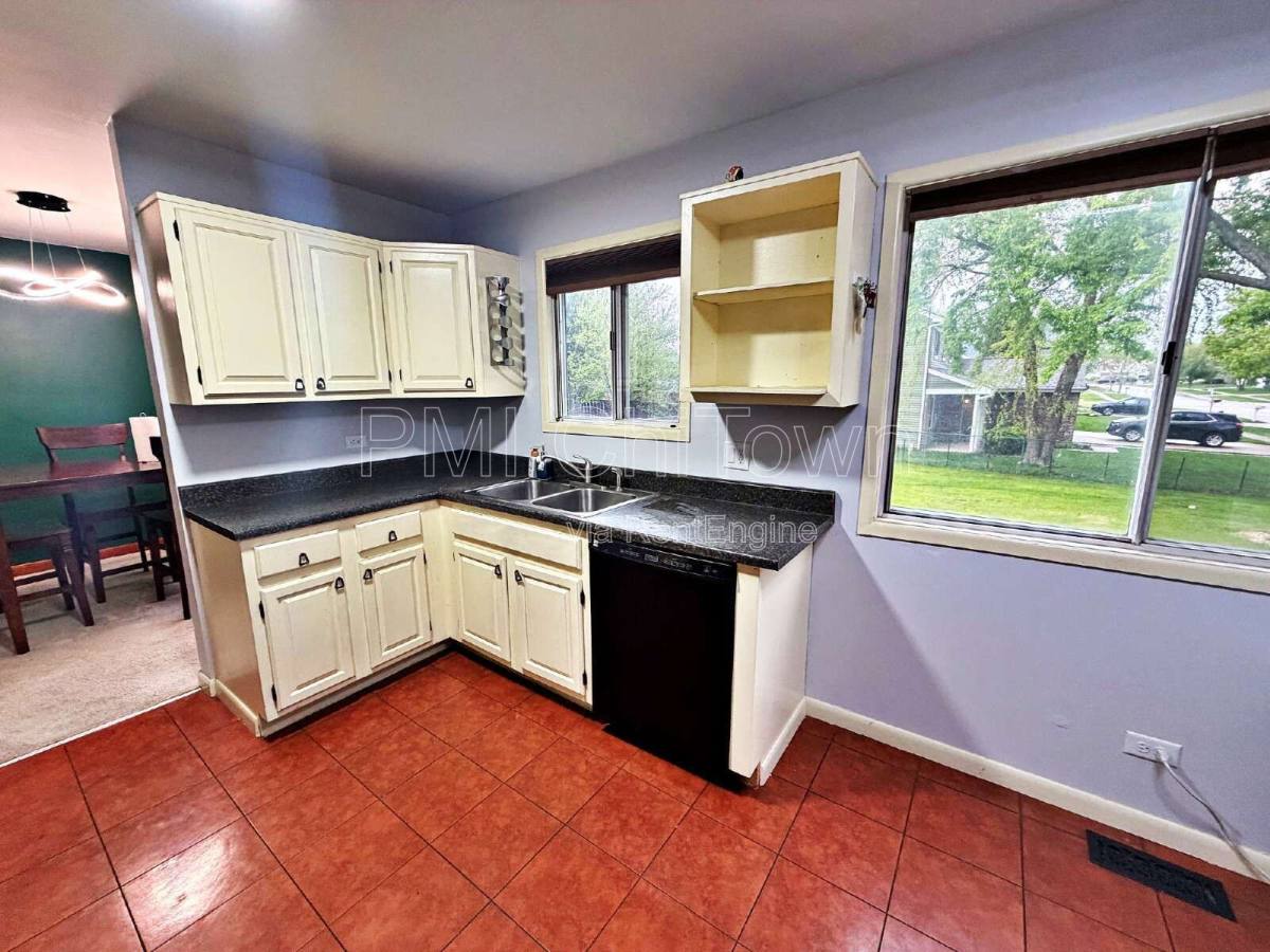 House for rent at 800 W Beechtree Lane, Bartlett, IL 60103