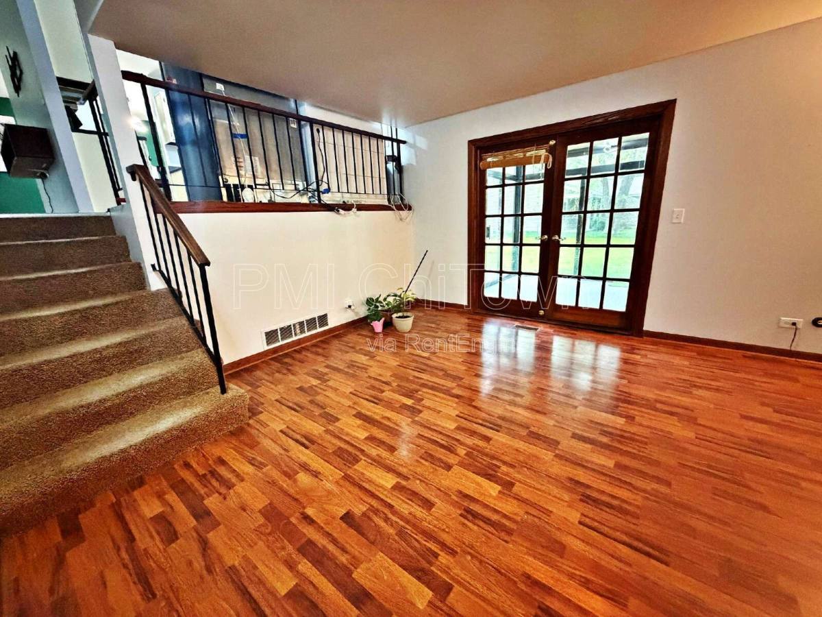 House for rent at 800 W Beechtree Lane, Bartlett, IL 60103
