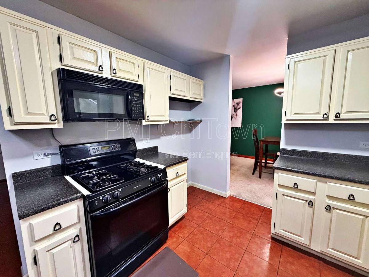 House for rent at 800 W Beechtree Lane, Bartlett, IL 60103