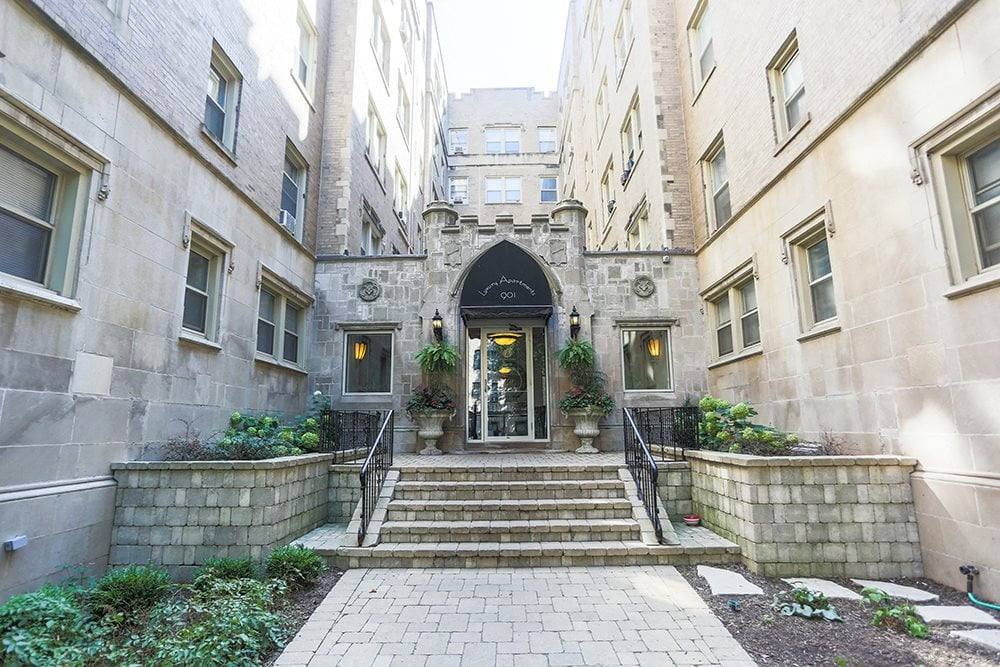 Apartment for rent at 901 W Argyle St, Chicago, IL 60640