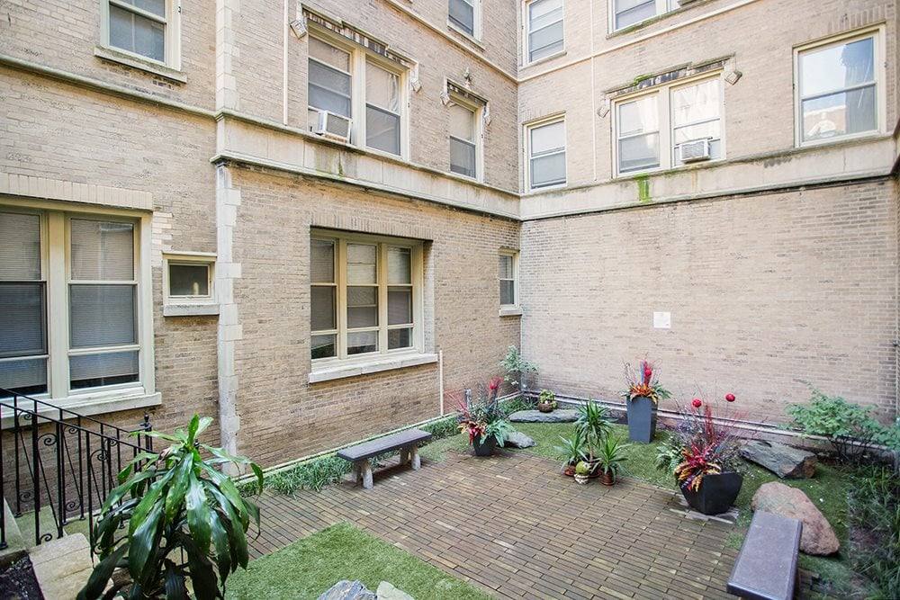 Apartment for rent at 901 W Argyle St, Chicago, IL 60640