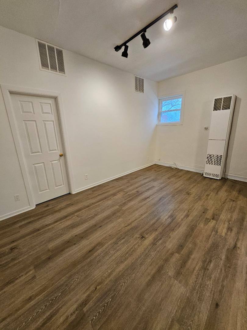 Apartment for rent at 515 8th St #2, Waukegan, IL 60085