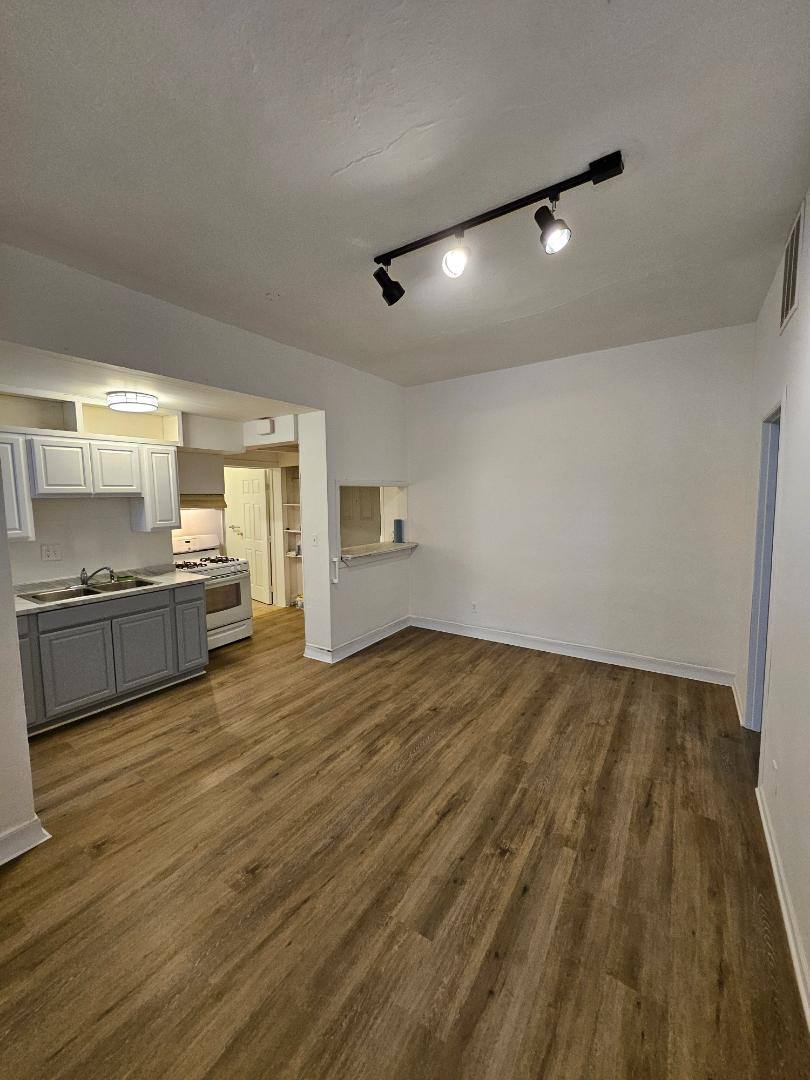 Apartment for rent at 515 8th St #2, Waukegan, IL 60085