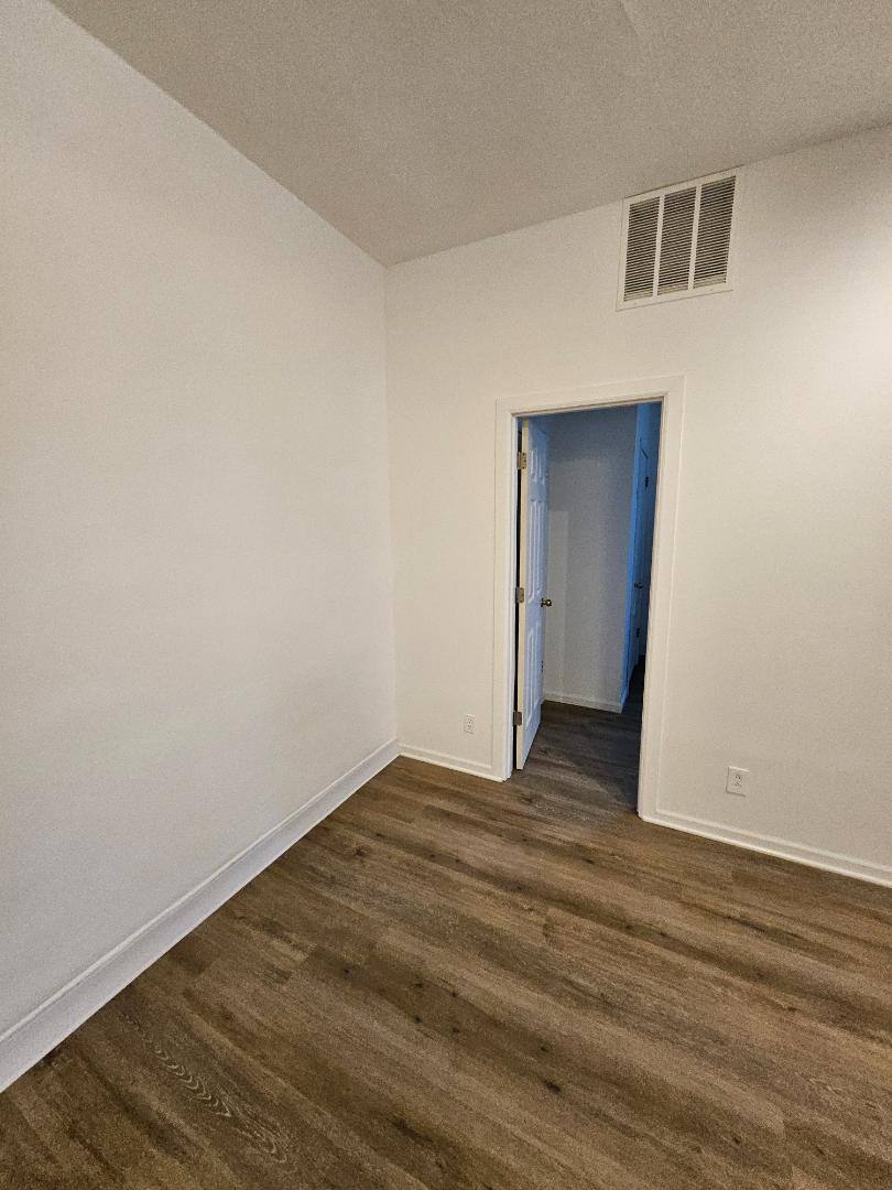 Apartment for rent at 515 8th St #2, Waukegan, IL 60085