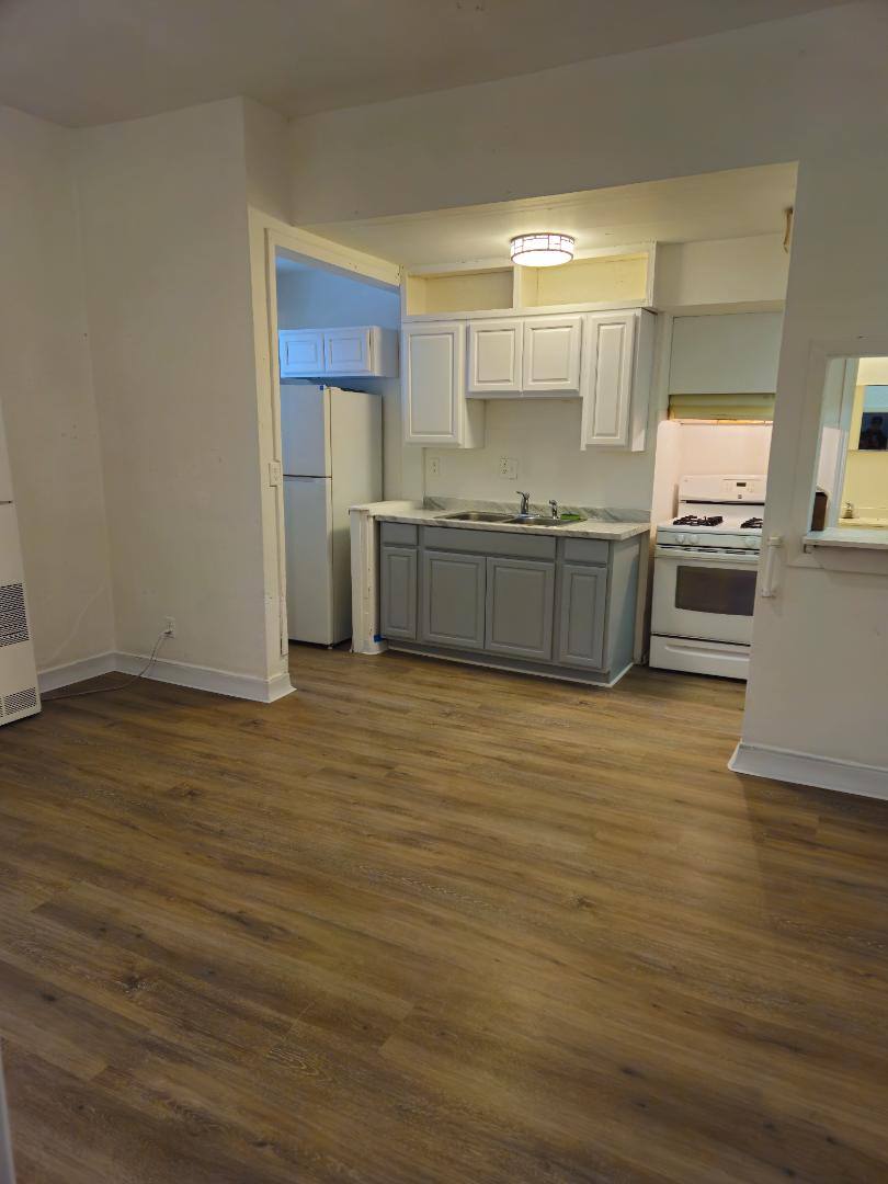 Apartment for rent at 515 8th St #2, Waukegan, IL 60085