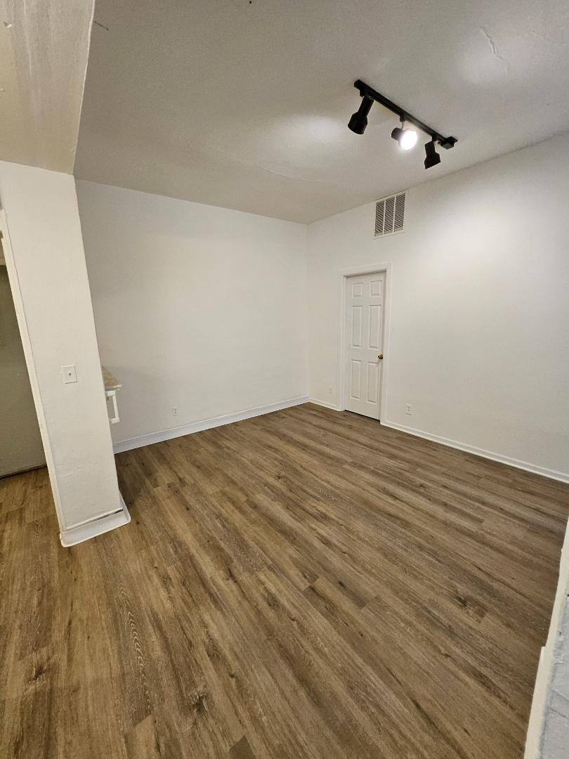 Apartment for rent at 515 8th St #2, Waukegan, IL 60085