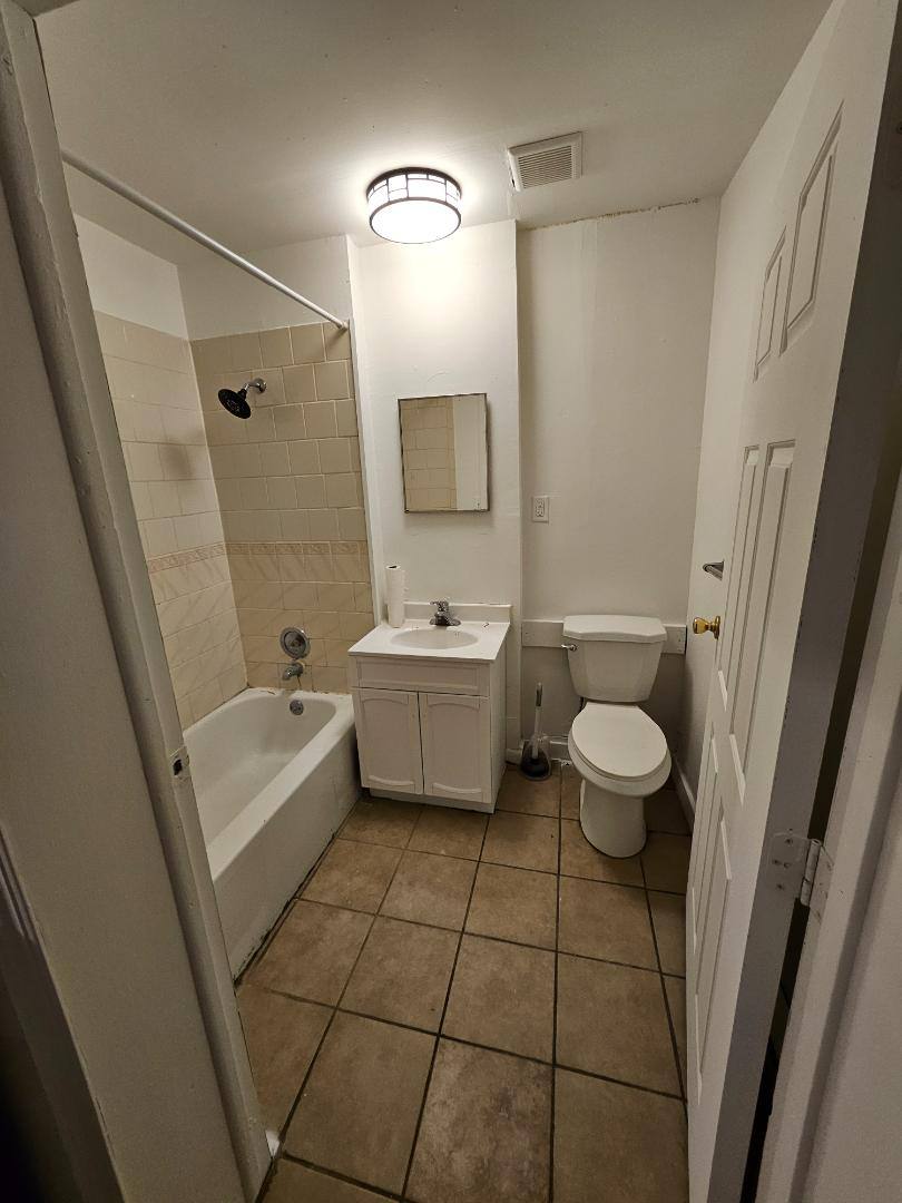 Apartment for rent at 515 8th St #2, Waukegan, IL 60085