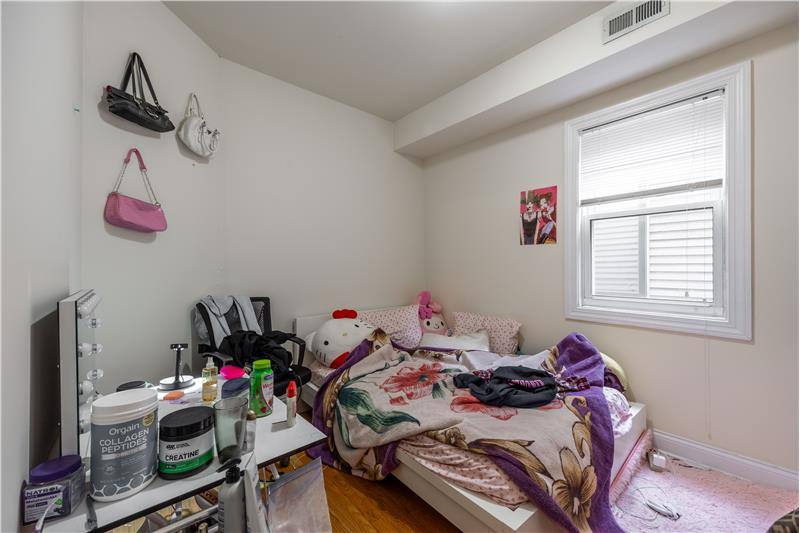 Apartment for rent at 1738 W Altgeld #1R, Chicago, IL 60614