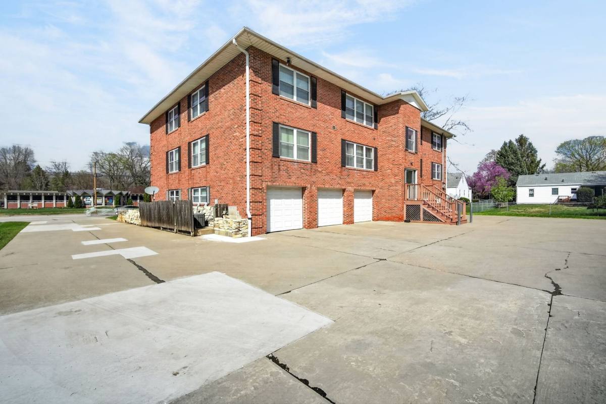 Apartment for rent at 5616 Hickman Rd, Des Moines, IA 50310