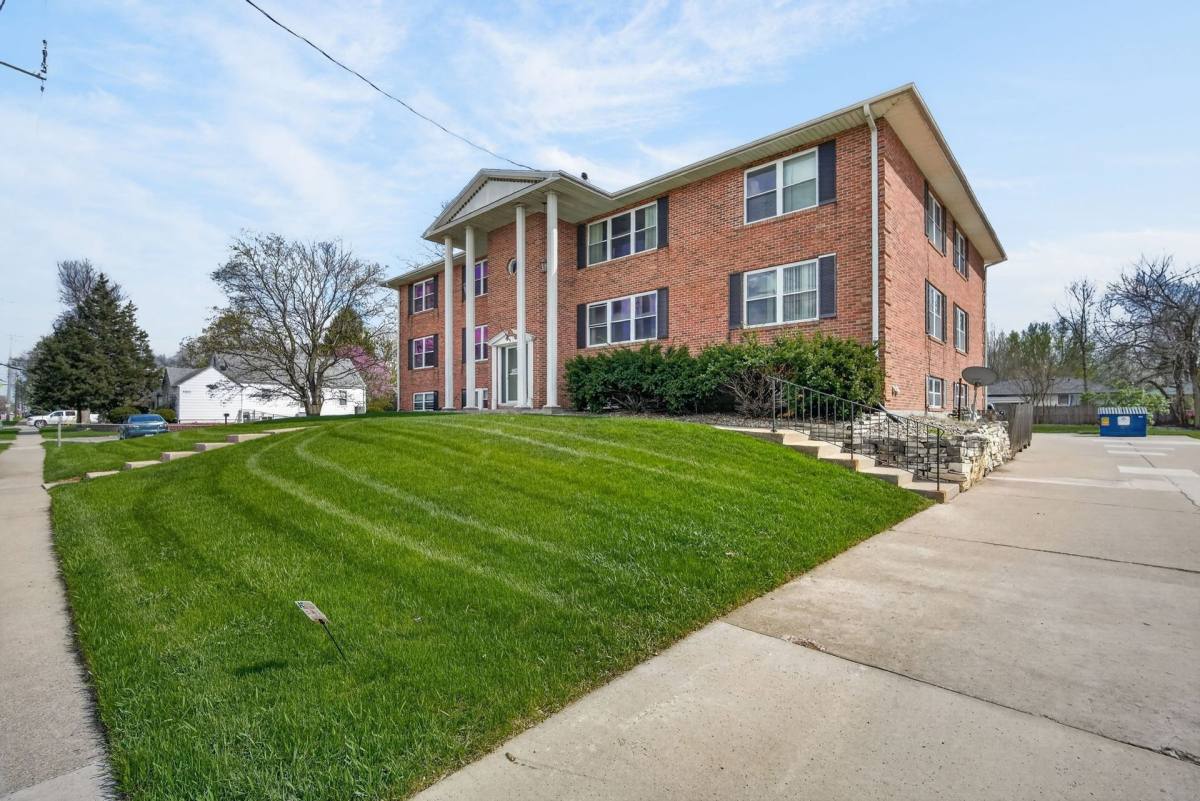 Apartment for rent at 5616 Hickman Rd, Des Moines, IA 50310
