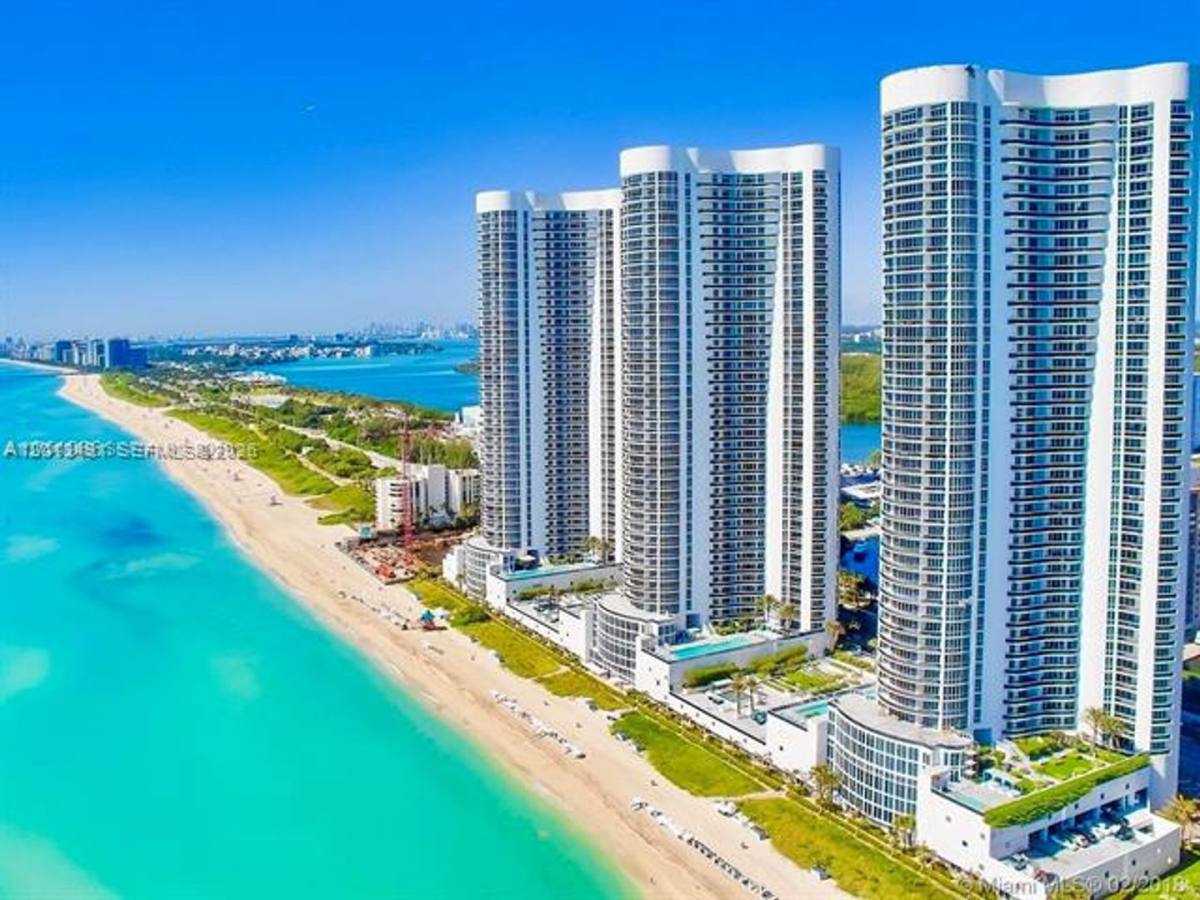 Apartment for rent at 15811 Collins Ave, North Miami Beach, FL 33160