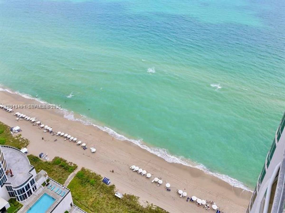 Apartment for rent at 15811 Collins Ave, North Miami Beach, FL 33160