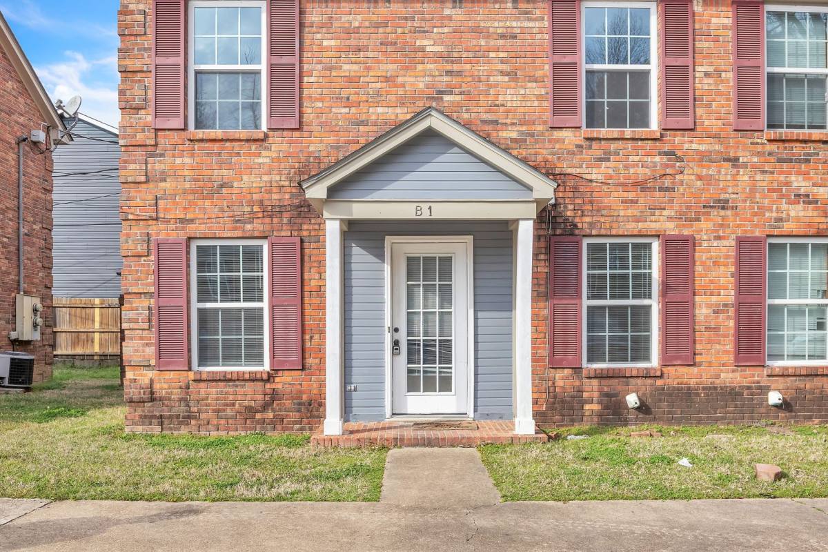 Apartment for rent at 1056 N Montgomery St, Starkville, MS 39759