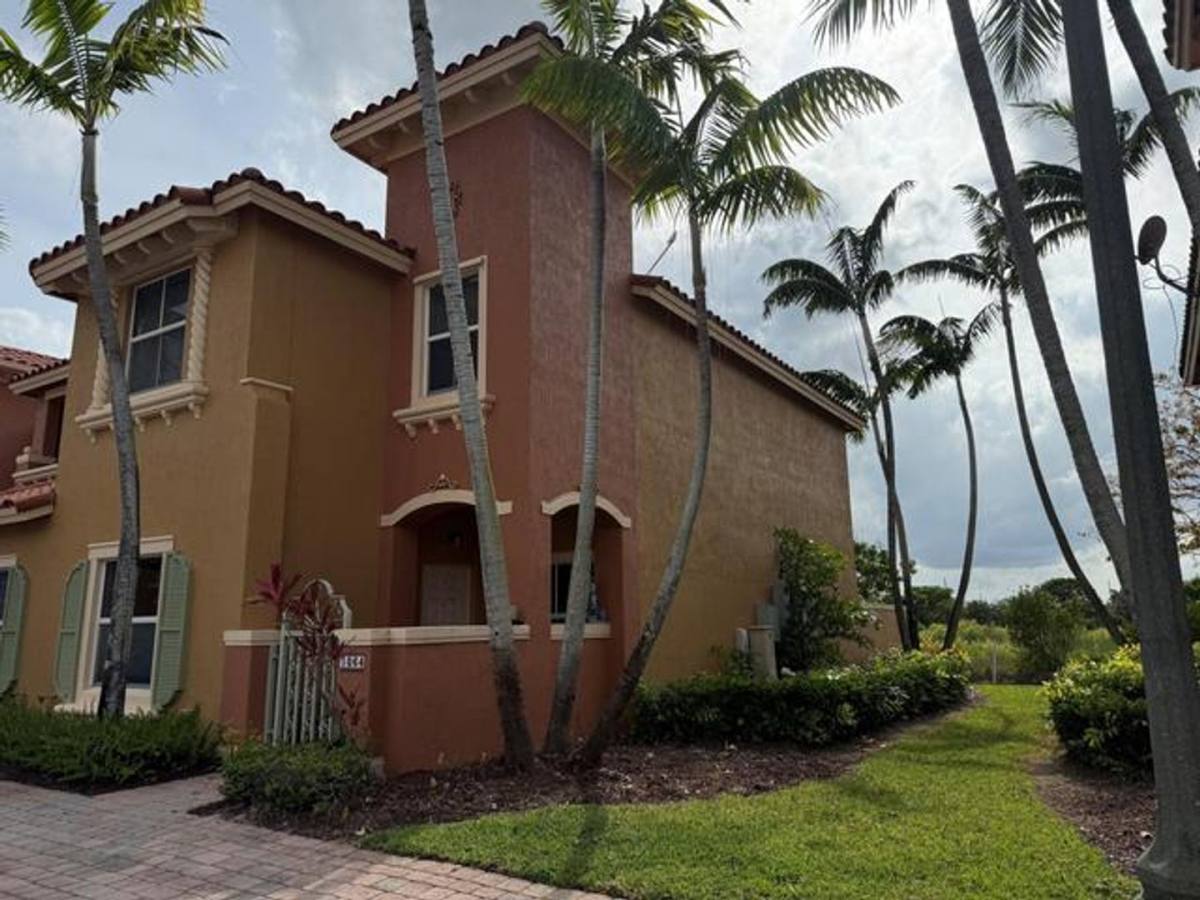Townhouse for rent at 1064 SW 144th Ave, Hollywood, FL 33027