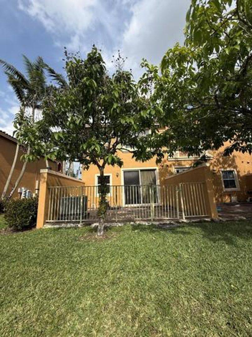 Townhouse for rent at 1064 SW 144th Ave, Hollywood, FL 33027