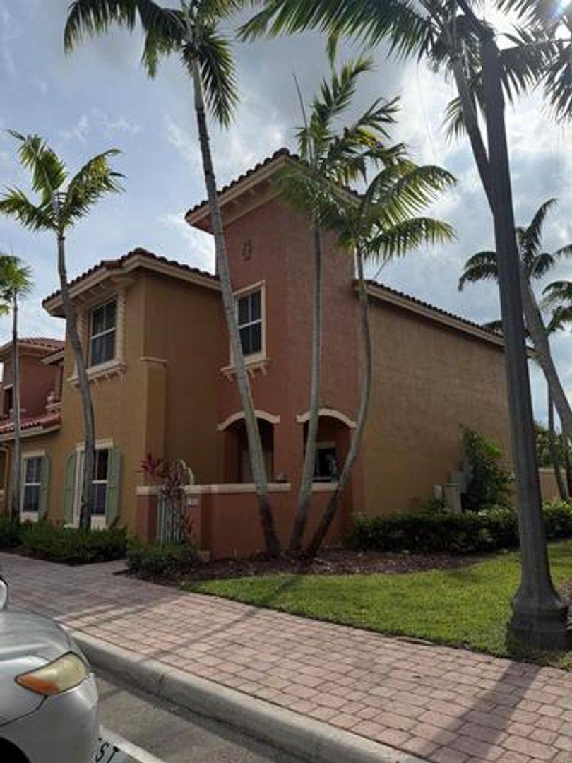 Townhouse for rent at 1064 SW 144th Ave, Hollywood, FL 33027