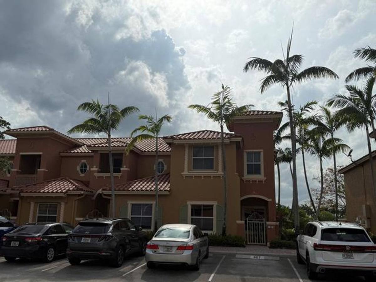 Townhouse for rent at 1064 SW 144th Ave, Hollywood, FL 33027