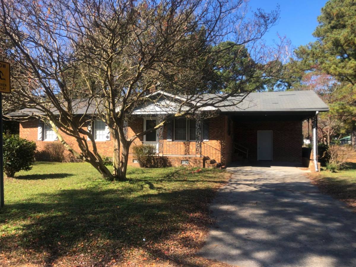 House for rent at 400 W Boney St, Clinton, NC 28328