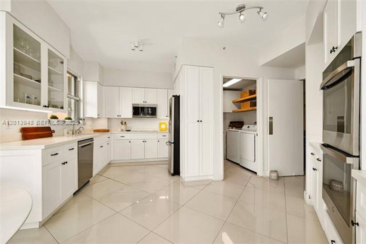 Apartment for rent at 733 Crandon Blvd, Key Biscayne, FL 33149
