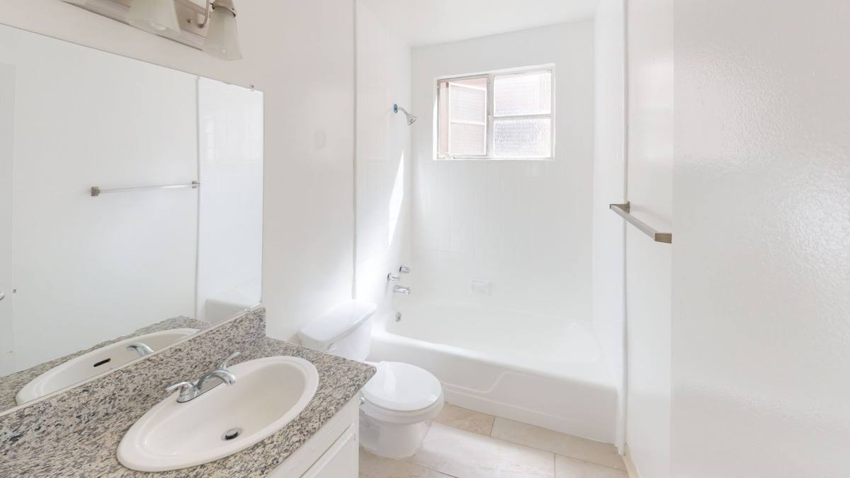 Apartment for rent at 924 N Hayworth Ave, Los Angeles, CA 90046