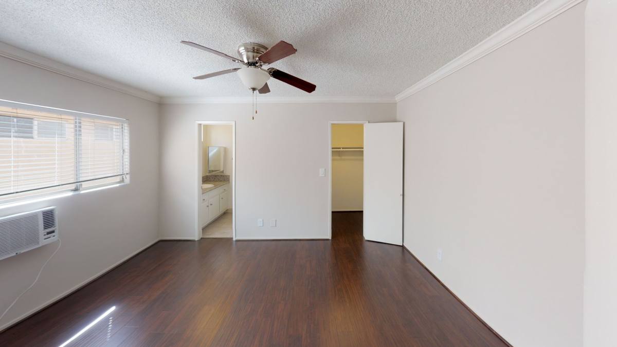 Apartment for rent at 924 N Hayworth Ave, Los Angeles, CA 90046