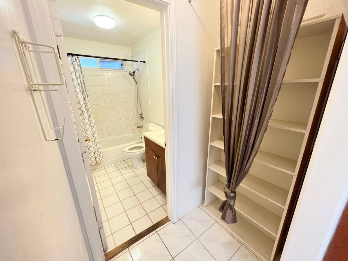 Apartment for rent at 1119B Banyan St, Honolulu, HI 96817