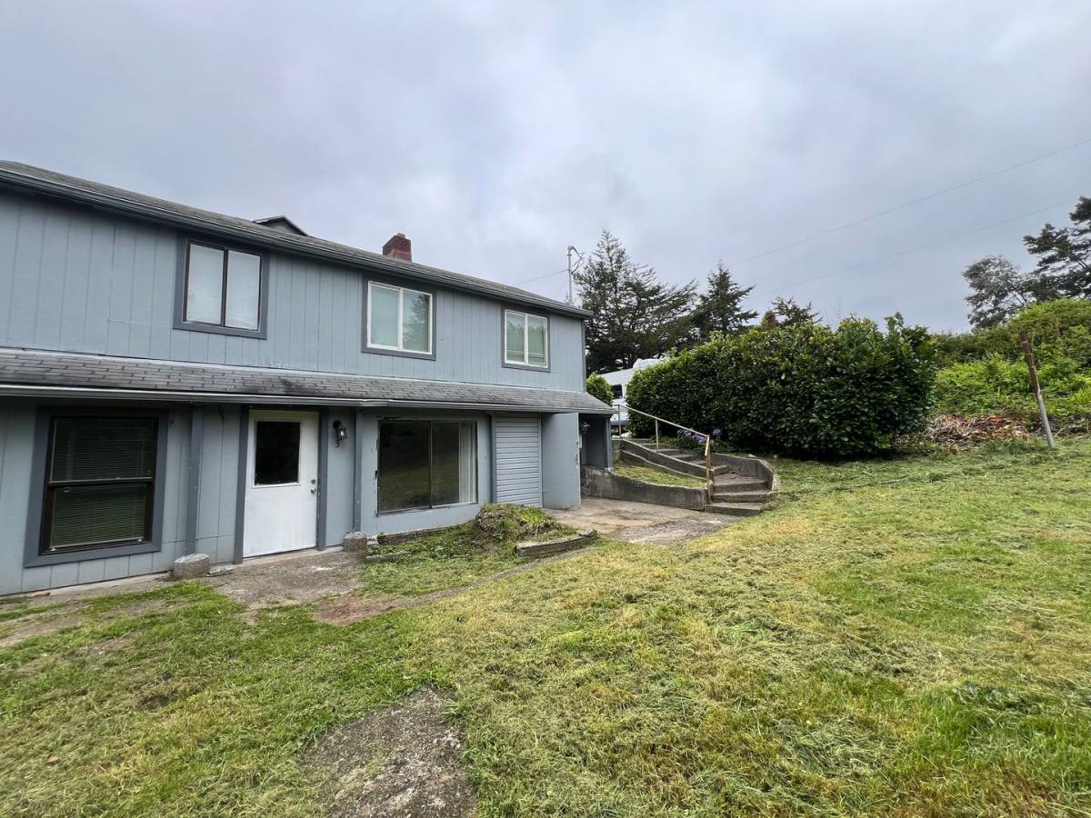 Apartment for rent at 289 N Wall St, Coos Bay, OR 97420