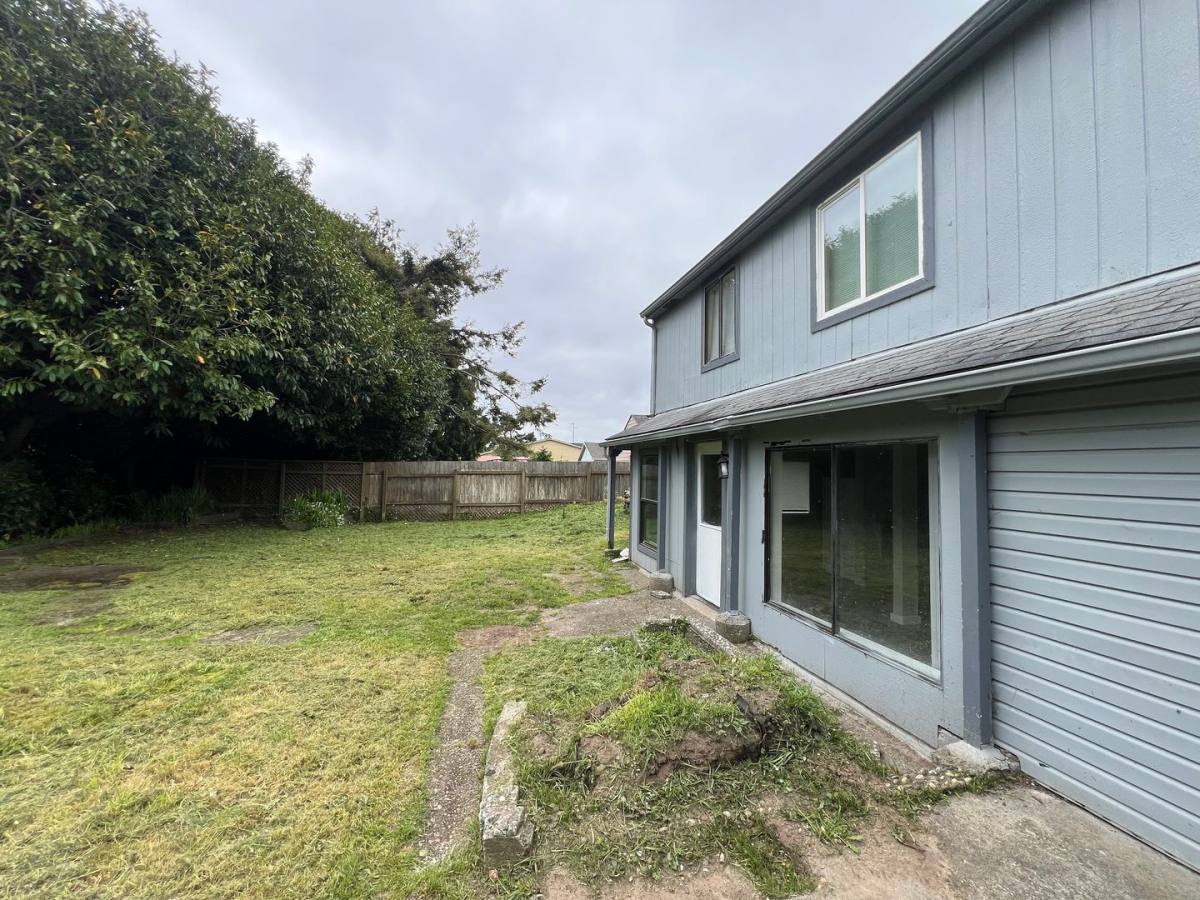 Apartment for rent at 289 N Wall St, Coos Bay, OR 97420